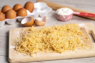 Лапша домашняя  . На перепелином или курином яйце