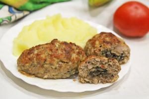 Зразы мясные с жареными грибами и луком