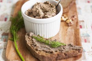 Паштет фасолевый. С копченостями