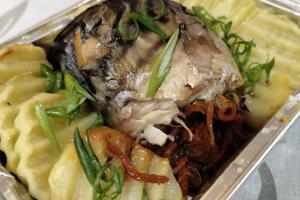 Рулетики из скумбрии с гарниром